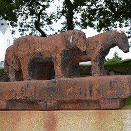 Skulptur foran kirkegården i Husby. Skænket af Carlsbergfonden