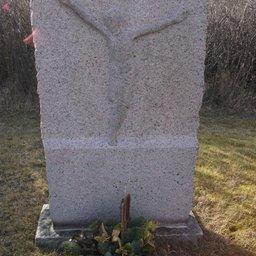 Monument ved urnegravene - kirkegården i Thorsminde
