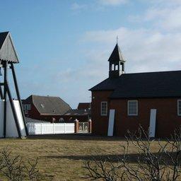 Thorsminde kirke og klokkestabel set fra nordvest
